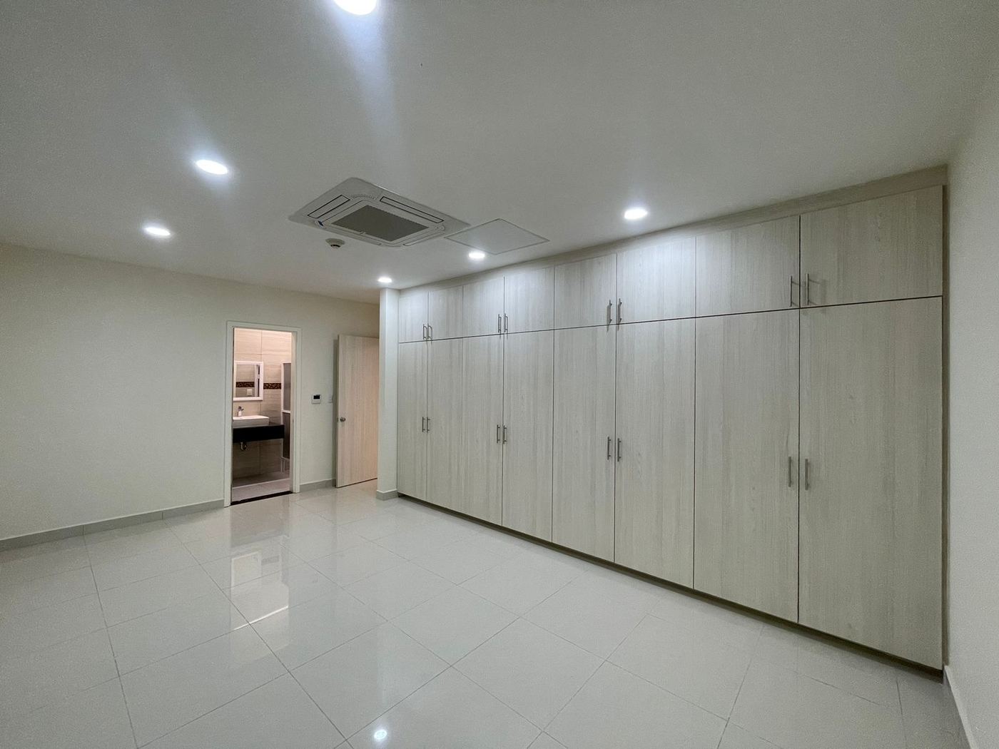Habitación remodelada con clósets a medida