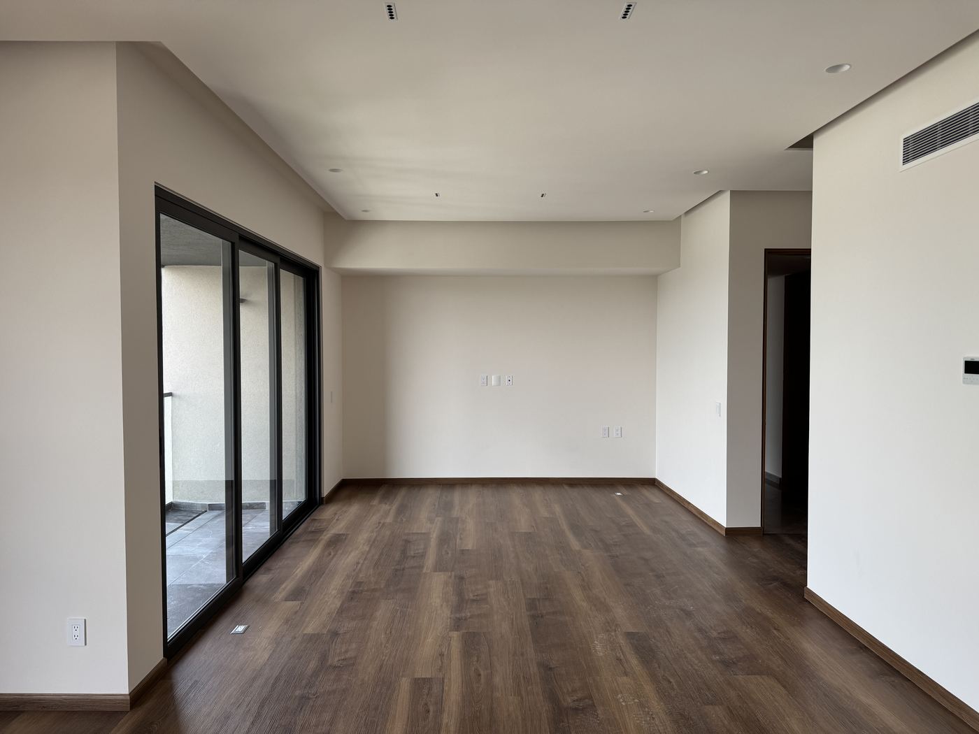 Departamento remodelado con piso de madera