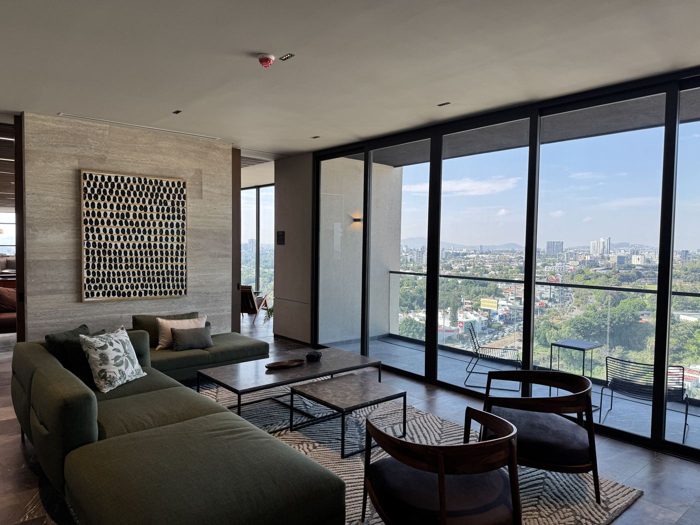 Sala de penthouse remodelada con vista panorámica